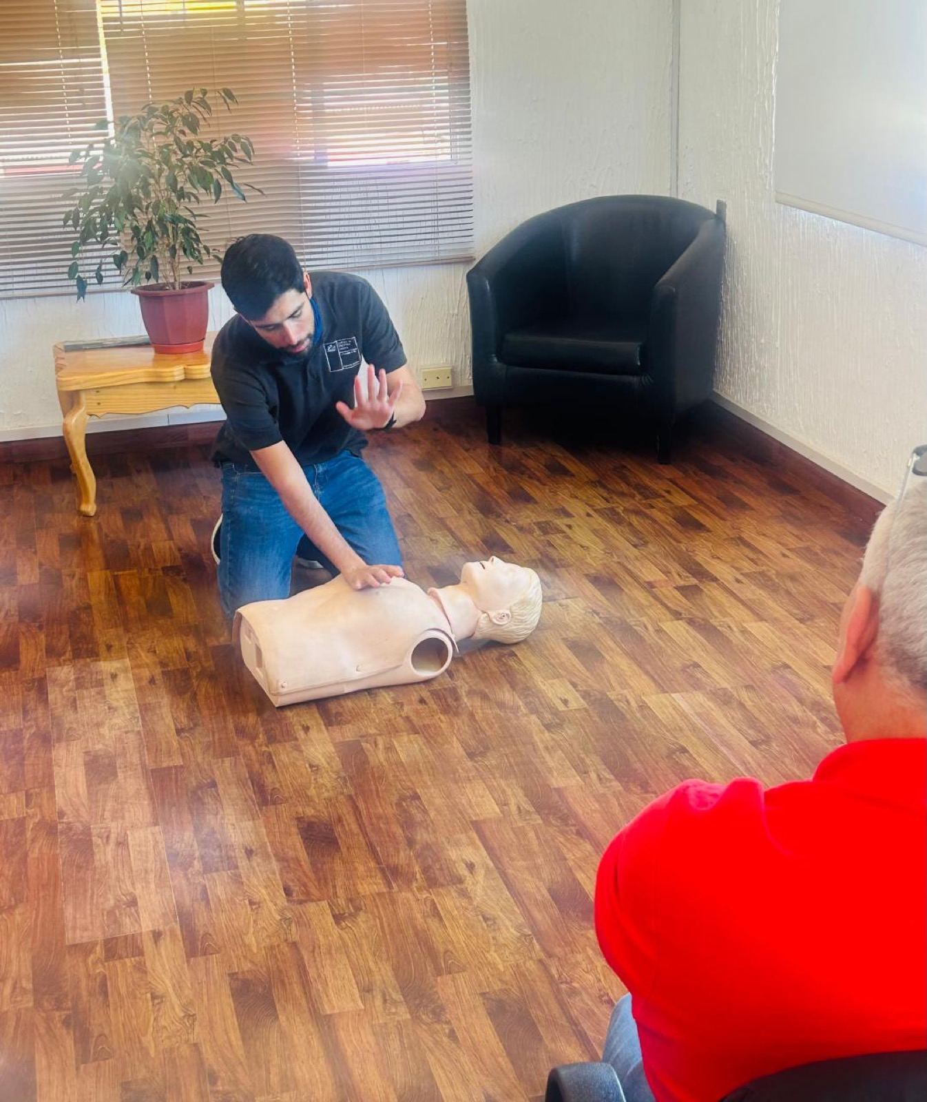 Instructor demostrando maniobras de primeros auxilios
