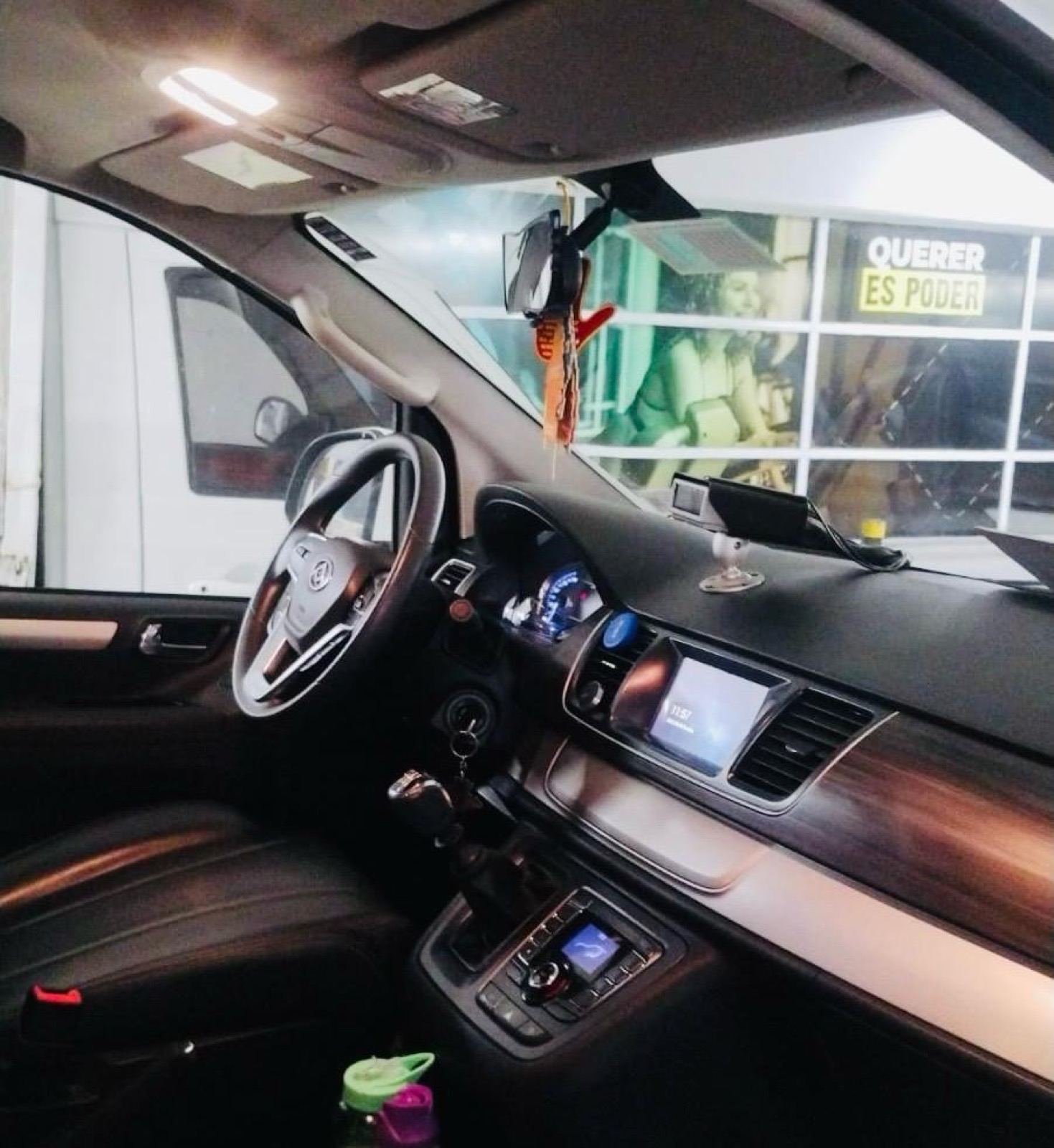 Interior de una van de la flota con GPS y sistema de monitoreo en el tablero